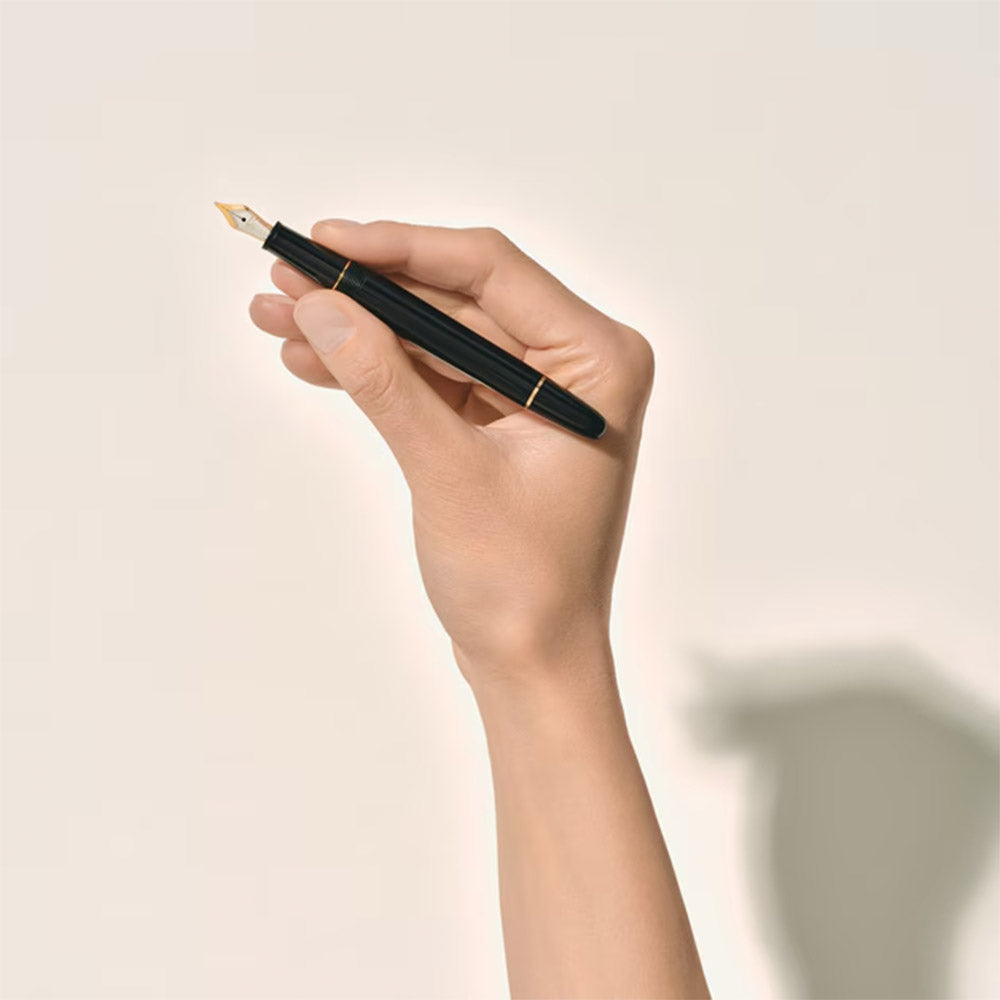 Montblanc Meisterstuck Classique Fountain Pen Gold Trim